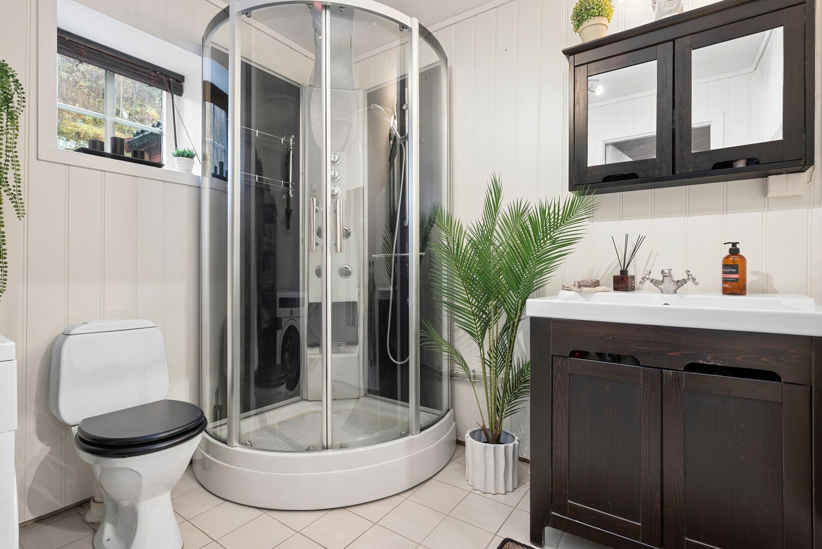 Badet er på 5,5m² og har gulvvarme. Galleribilde