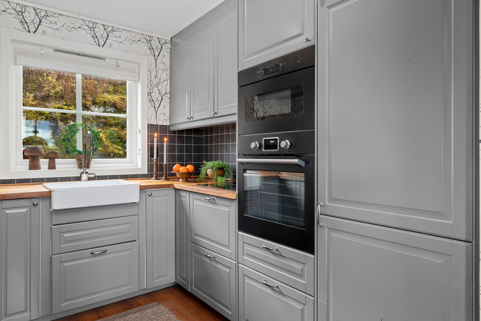 Kjøkkenet har rikelig med skap og benkeplass. Galleribilde