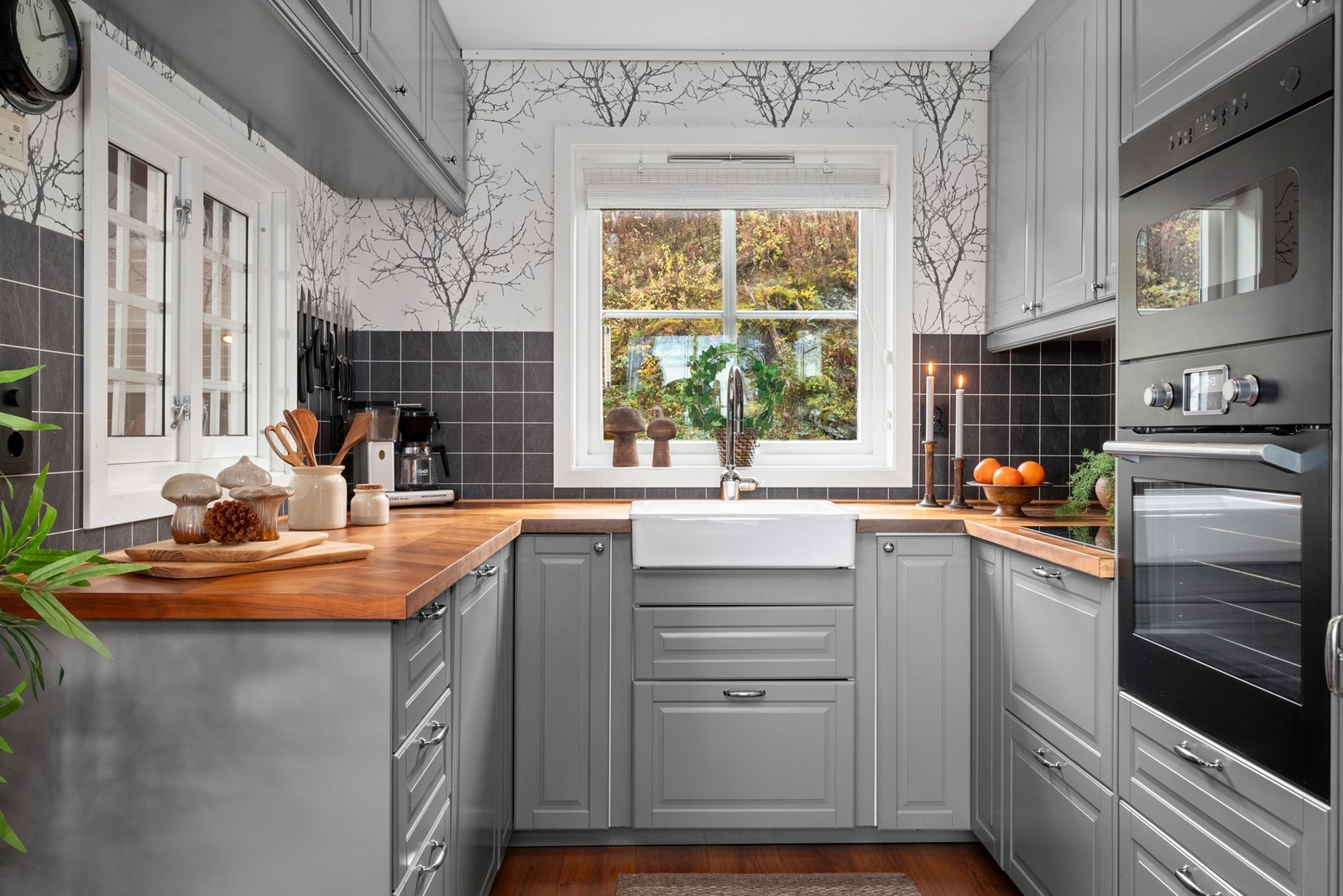 Kjøkkenet har ett sjarmerende design med profilerte fronter og integrerte hvitevarer. Galleribilde