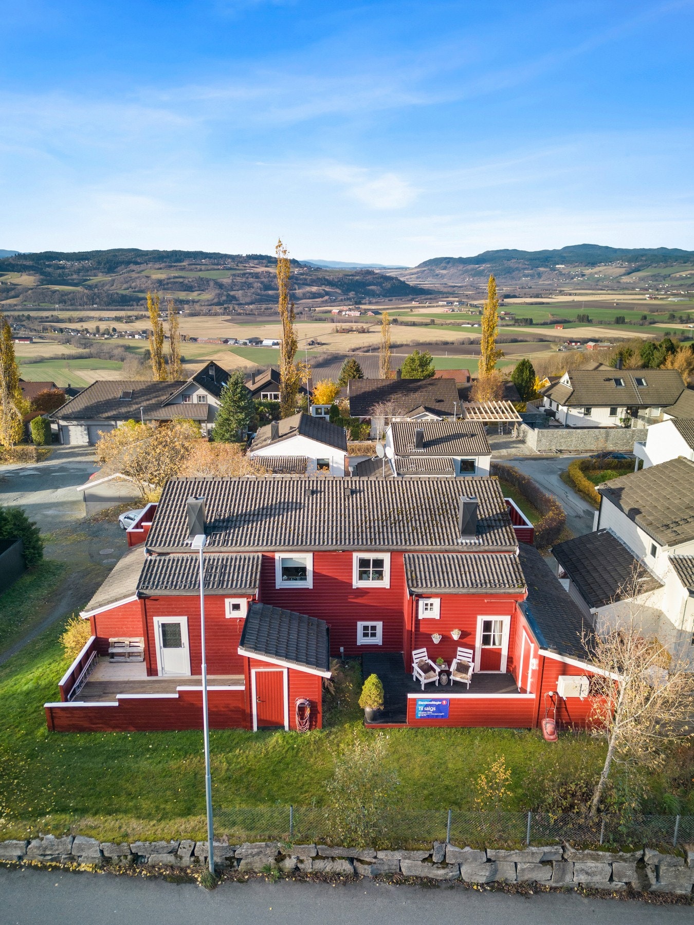 Boligen ligger i ett svært barnevennlig og rolig boligområdet. Galleribilde