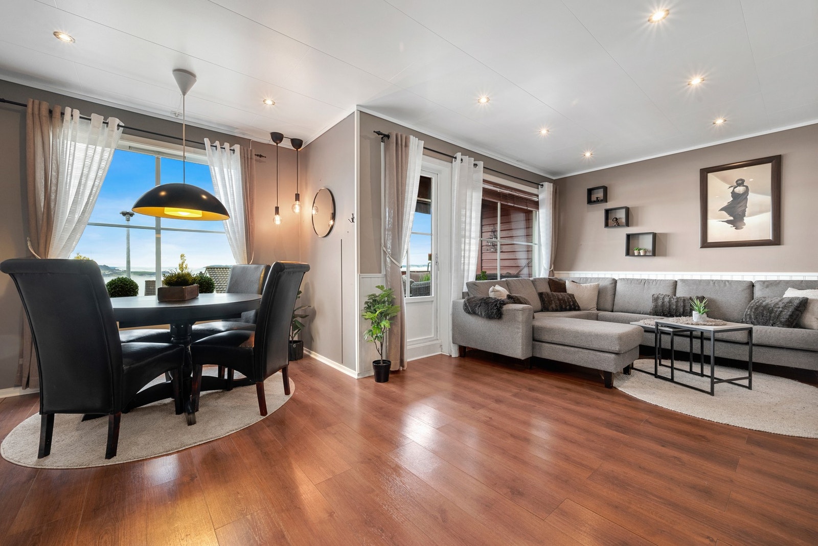 Plass til både spisegruppe og sofagruppe. Galleribilde