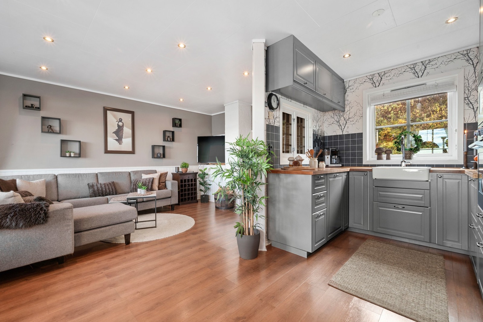 Det er åpen stue/kjøkken løsning på totale 30m². Galleribilde