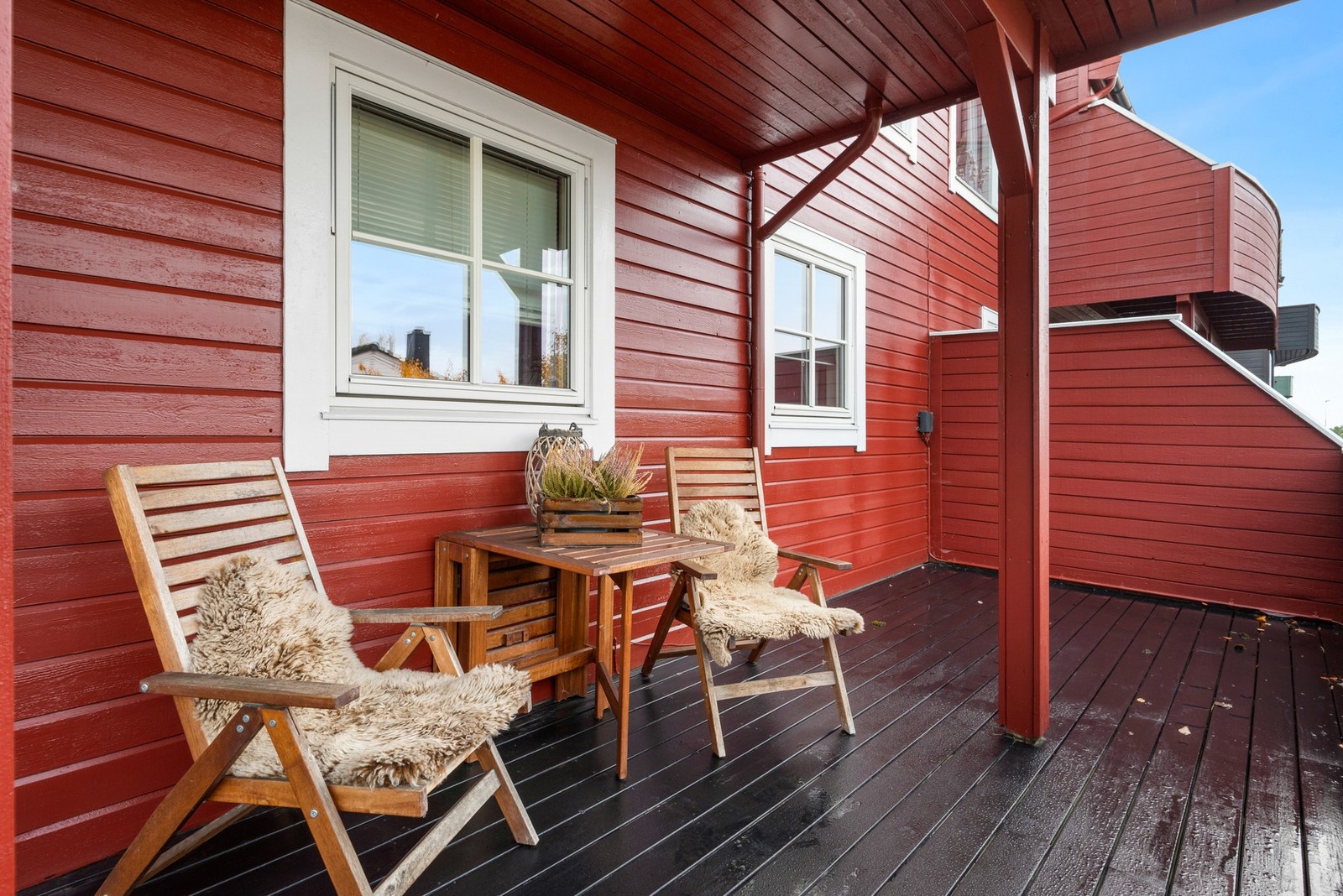 Inngangspartiet er pent opparbeidet med terrasse. Galleribilde