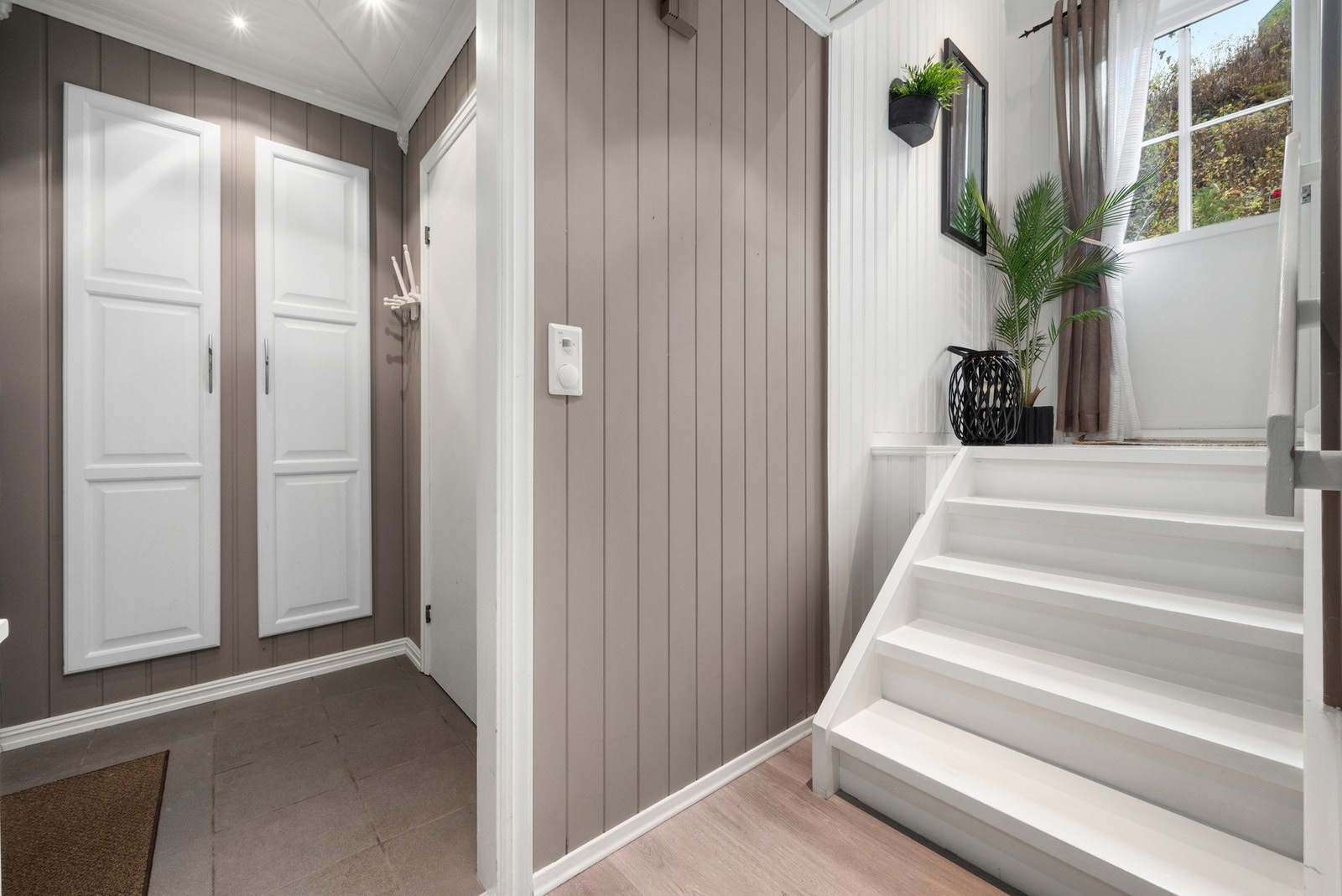 1 etasjen består av entre, to soverom. boder og bad. Galleribilde