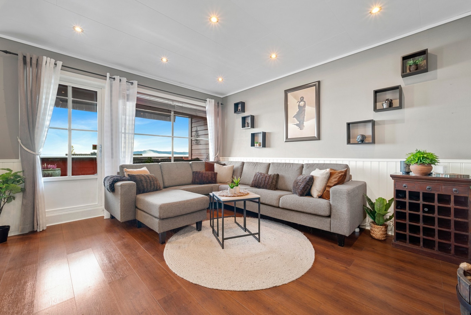 Fra stuen er det utgang til balkong. Galleribilde