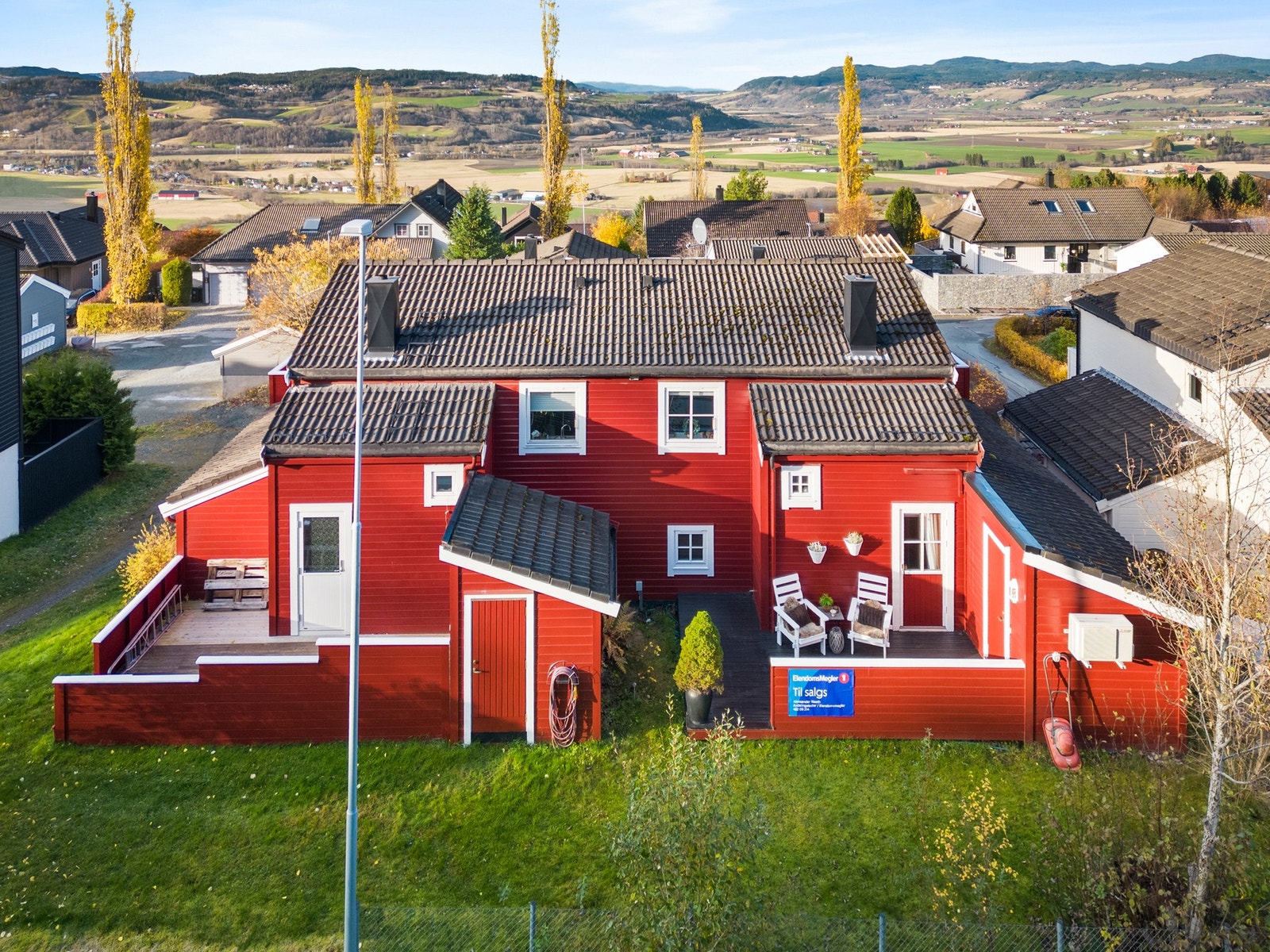 Den vertikaldelte tomannsboligen har en flott beliggenhet på Løvset. Galleribilde