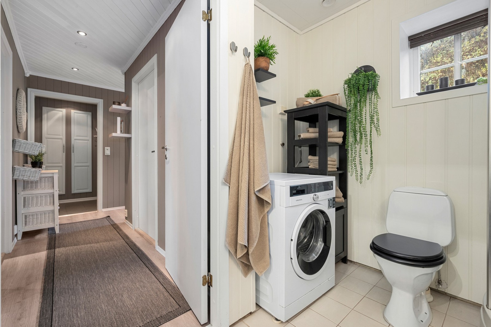 Badet har opplegg for vaskemaskin. Varmtvannsbereder er ny fra oktober 2025. Galleribilde