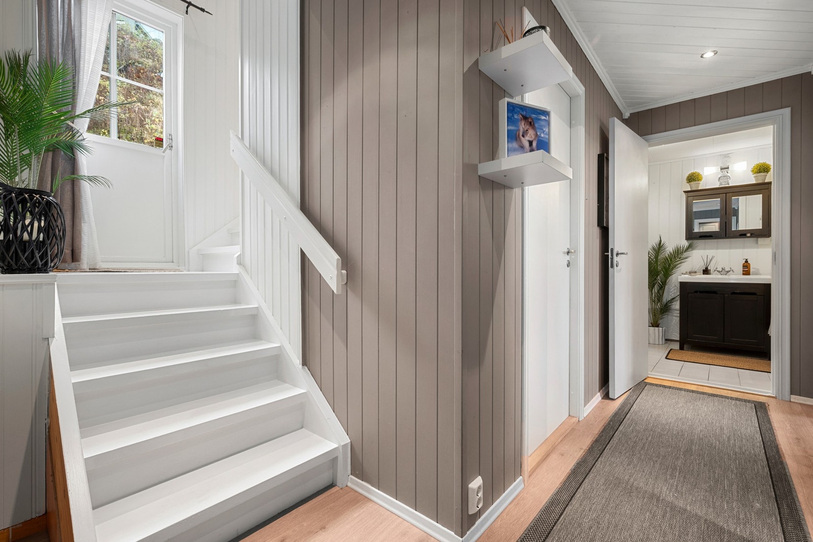 I trappen er det utgang til platting. Galleribilde