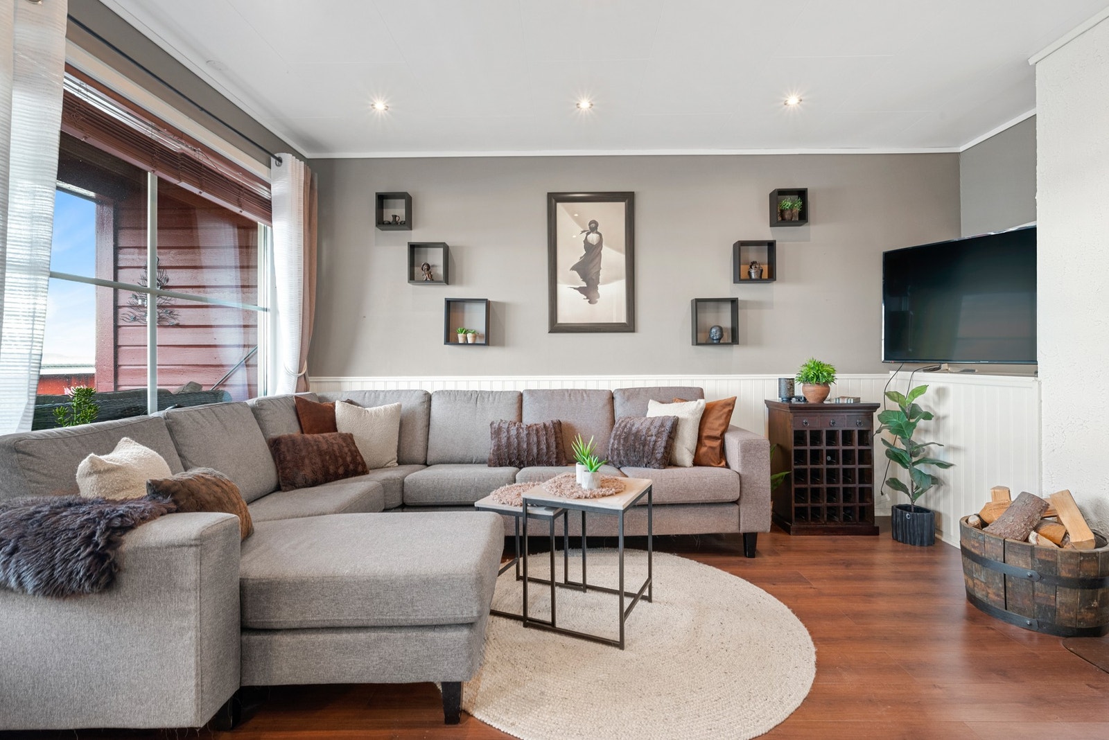 Boligen har store vindusflater ut mot utsikten. Galleribilde