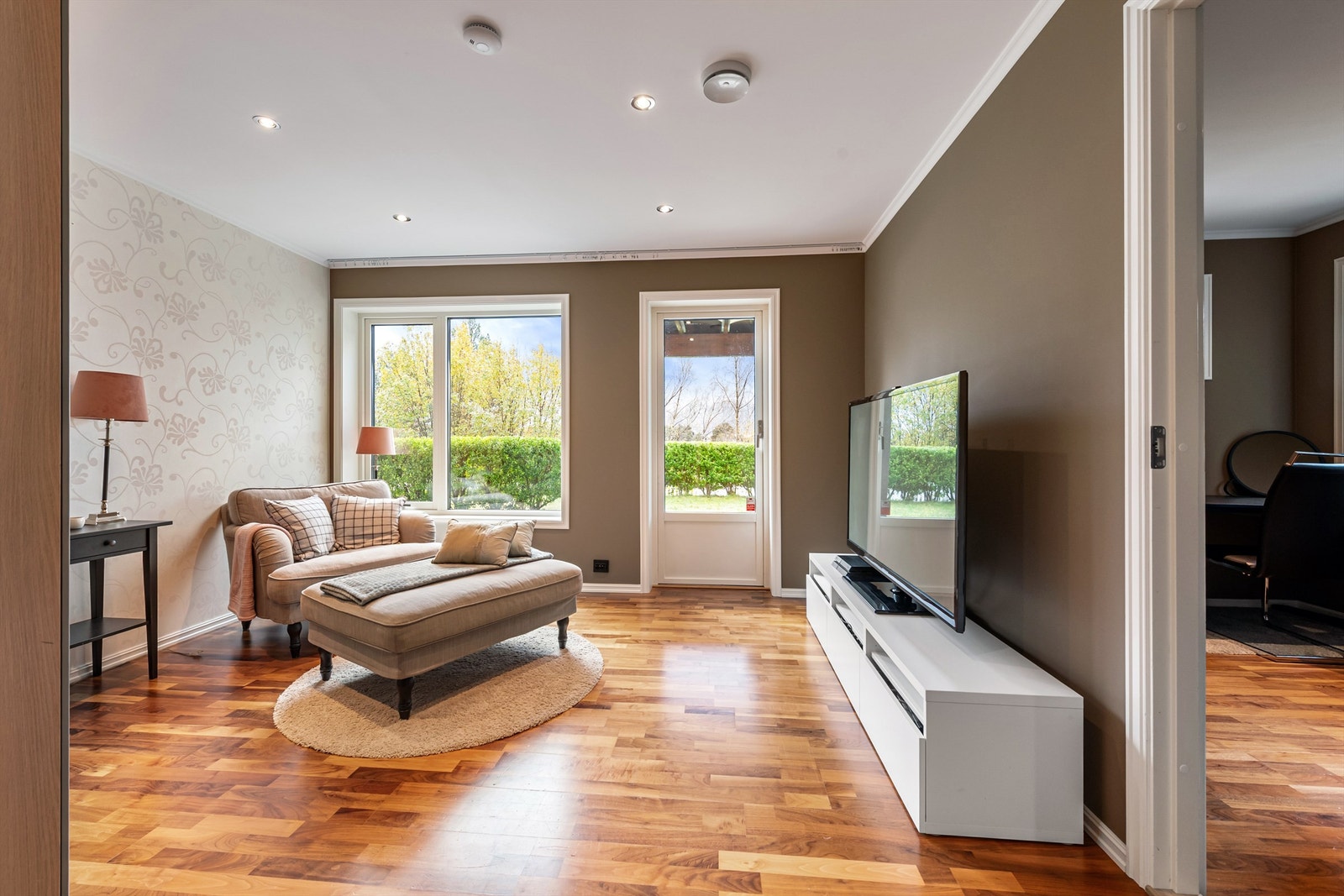 Lun kjellerstue med utgang til terrasse Galleribilde