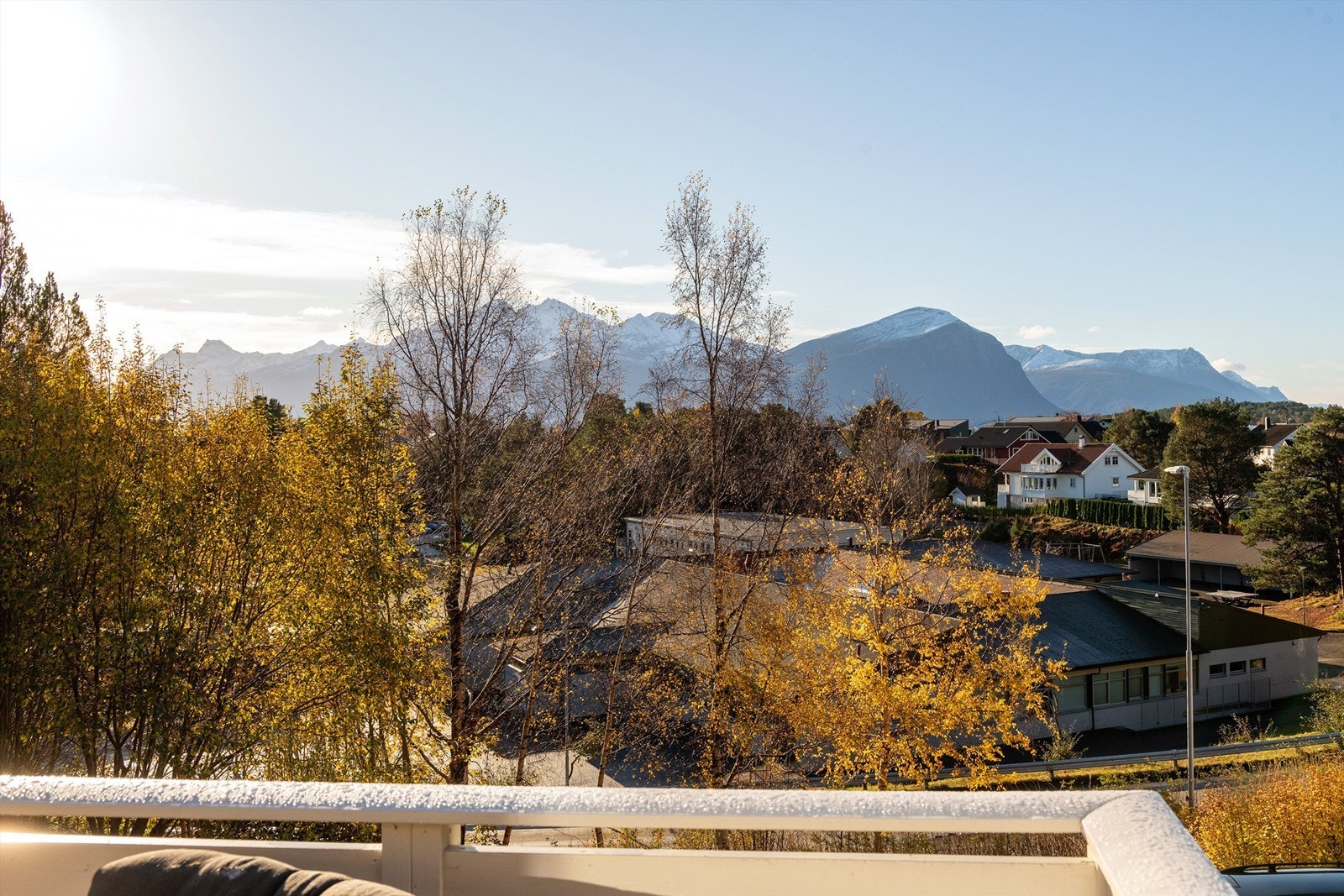 Flott utsikt mot Sunnmørsfjella fra hovedetasjen
Flisnes Barneskole rett over veien for eiendommen Galleribilde
