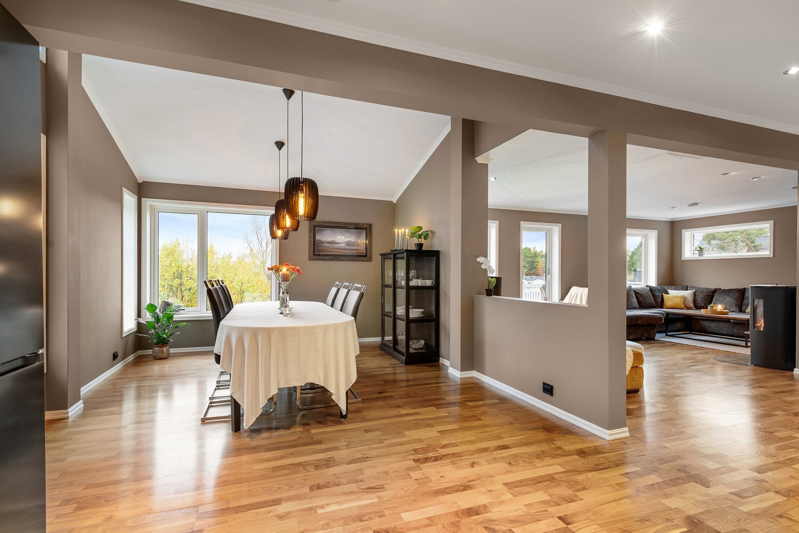 Delvis skjermet mellom spisestue og stue Galleribilde