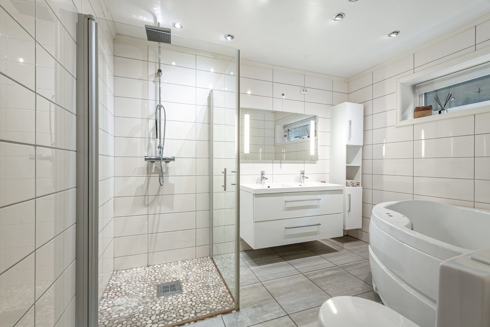 Badet er utstyrt med varmekabler i gulvet Galleribilde