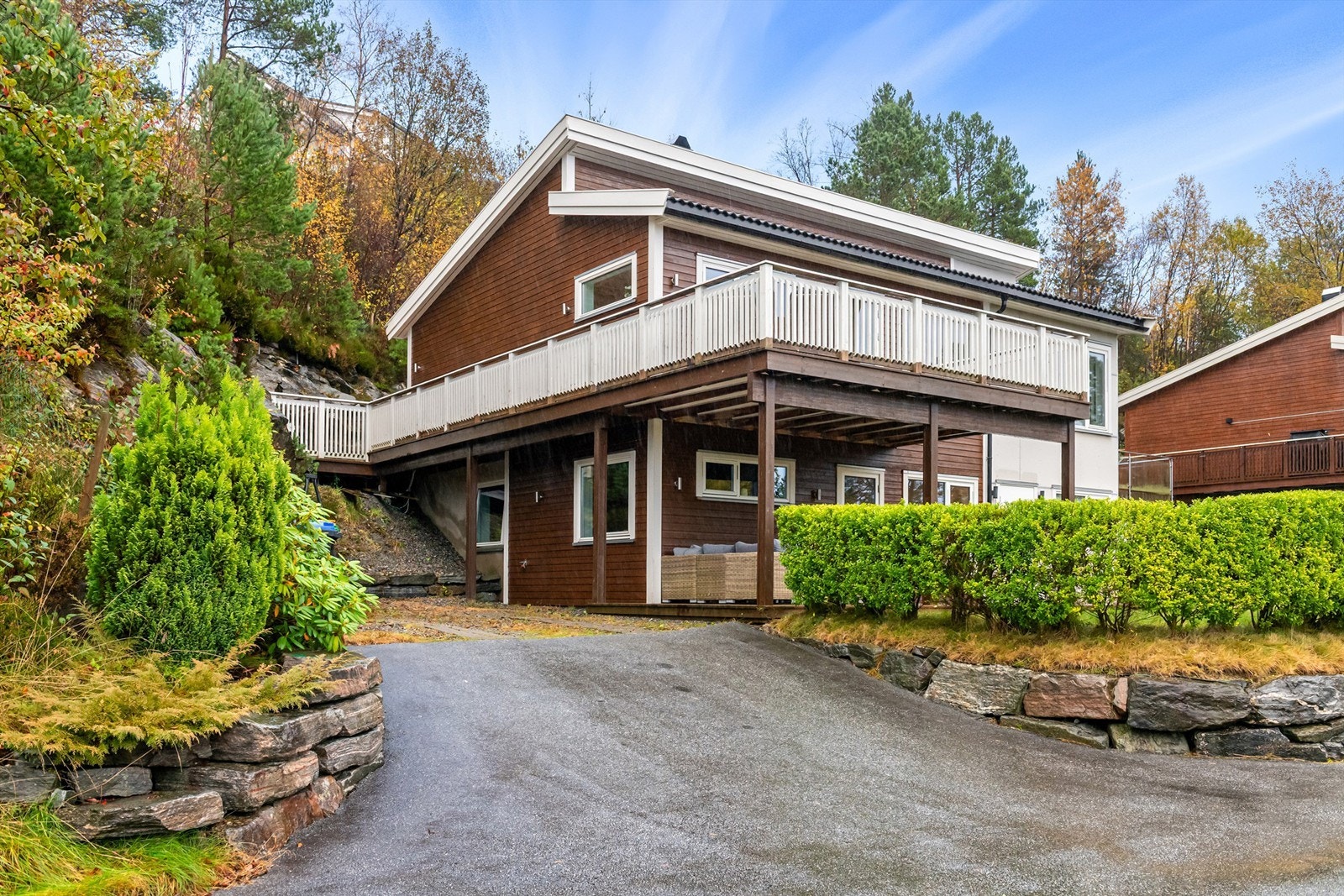 Fasade og parkeriangsareal mot vest Galleribilde