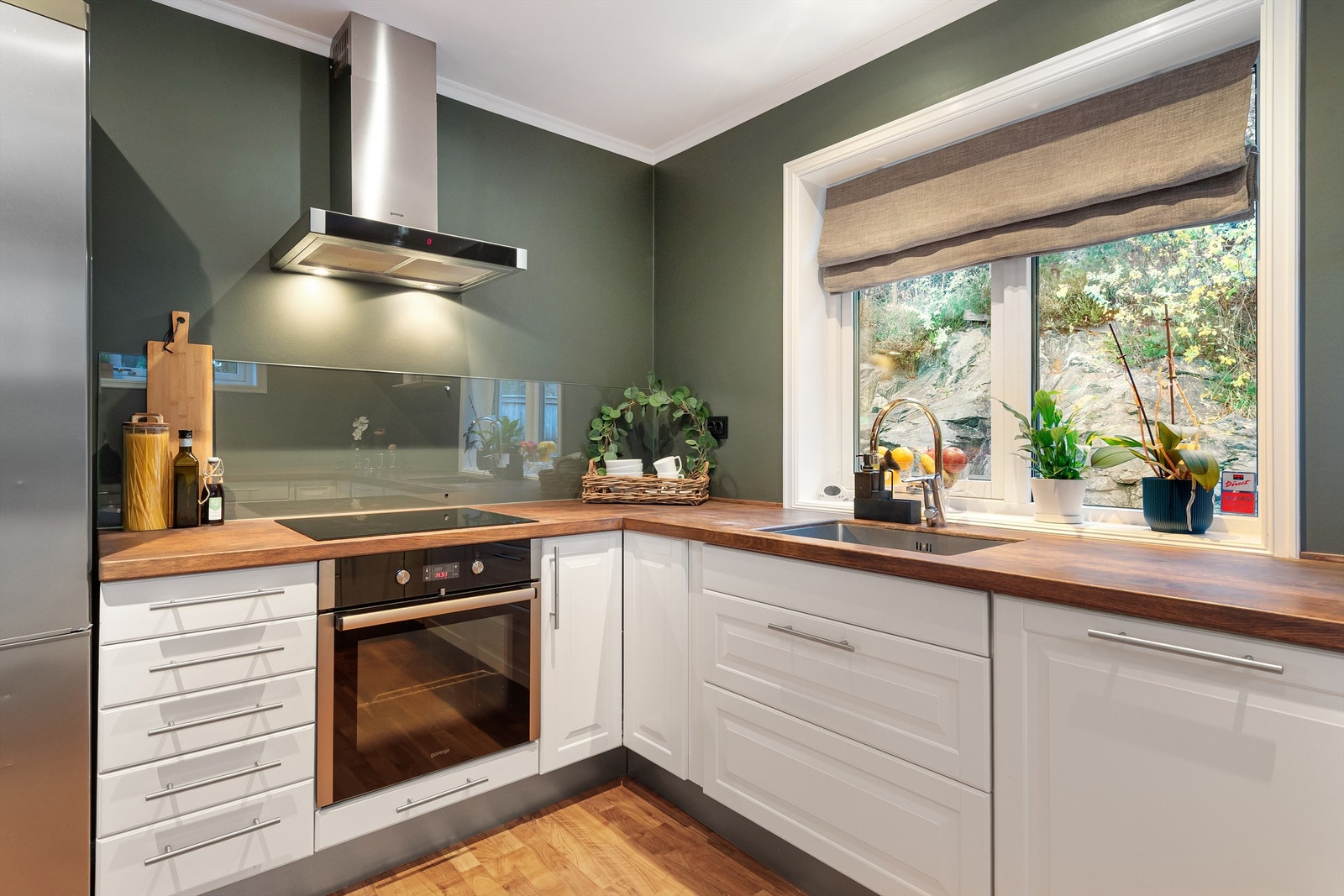 På kjøkkenet er det meget godt med skap- og benkplass med vegghengt ventilator Galleribilde