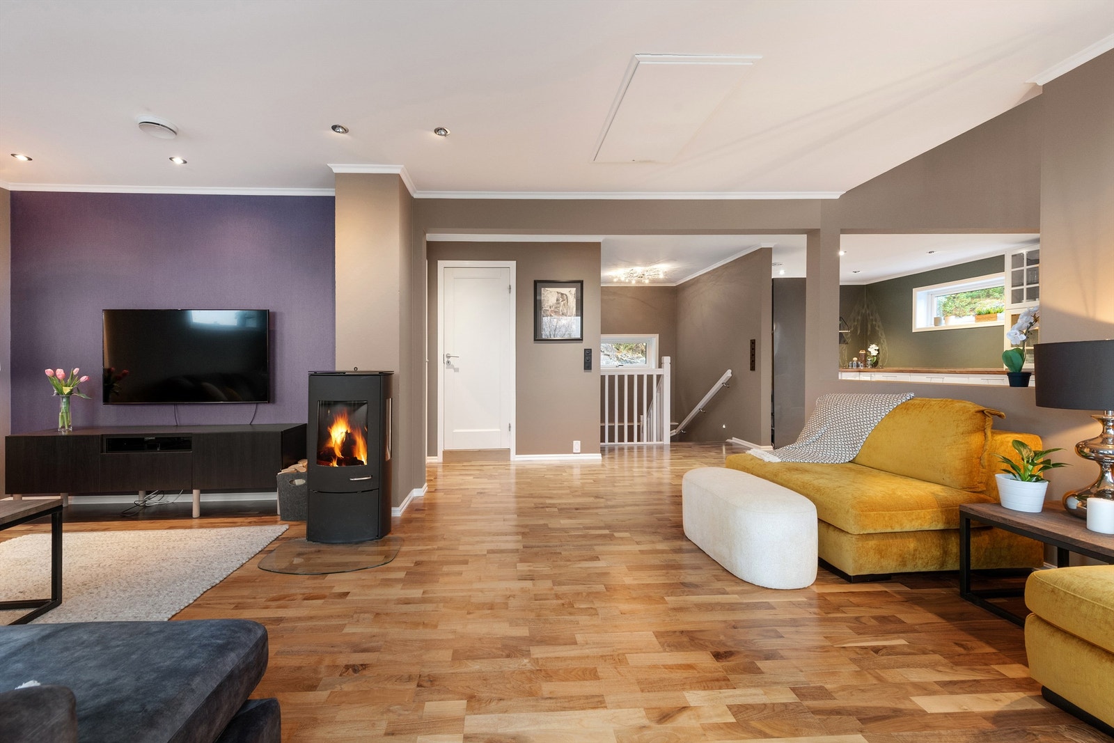 Stue har trapp som leder ned til underetasjen Galleribilde