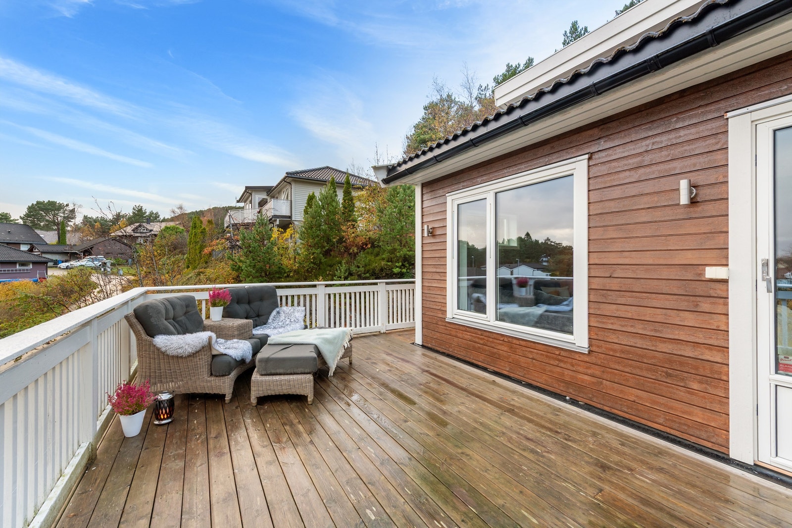 Fin og stor veranda med plass til en koselig sittegruppe Galleribilde