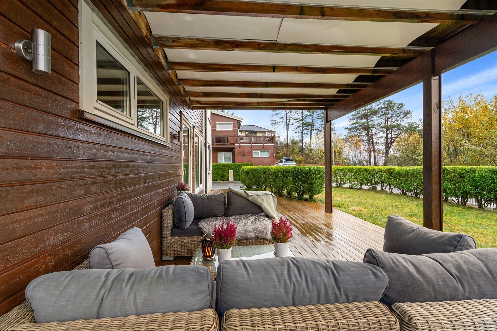 Deler av markterrassen i underetasjen er overbygd Galleribilde