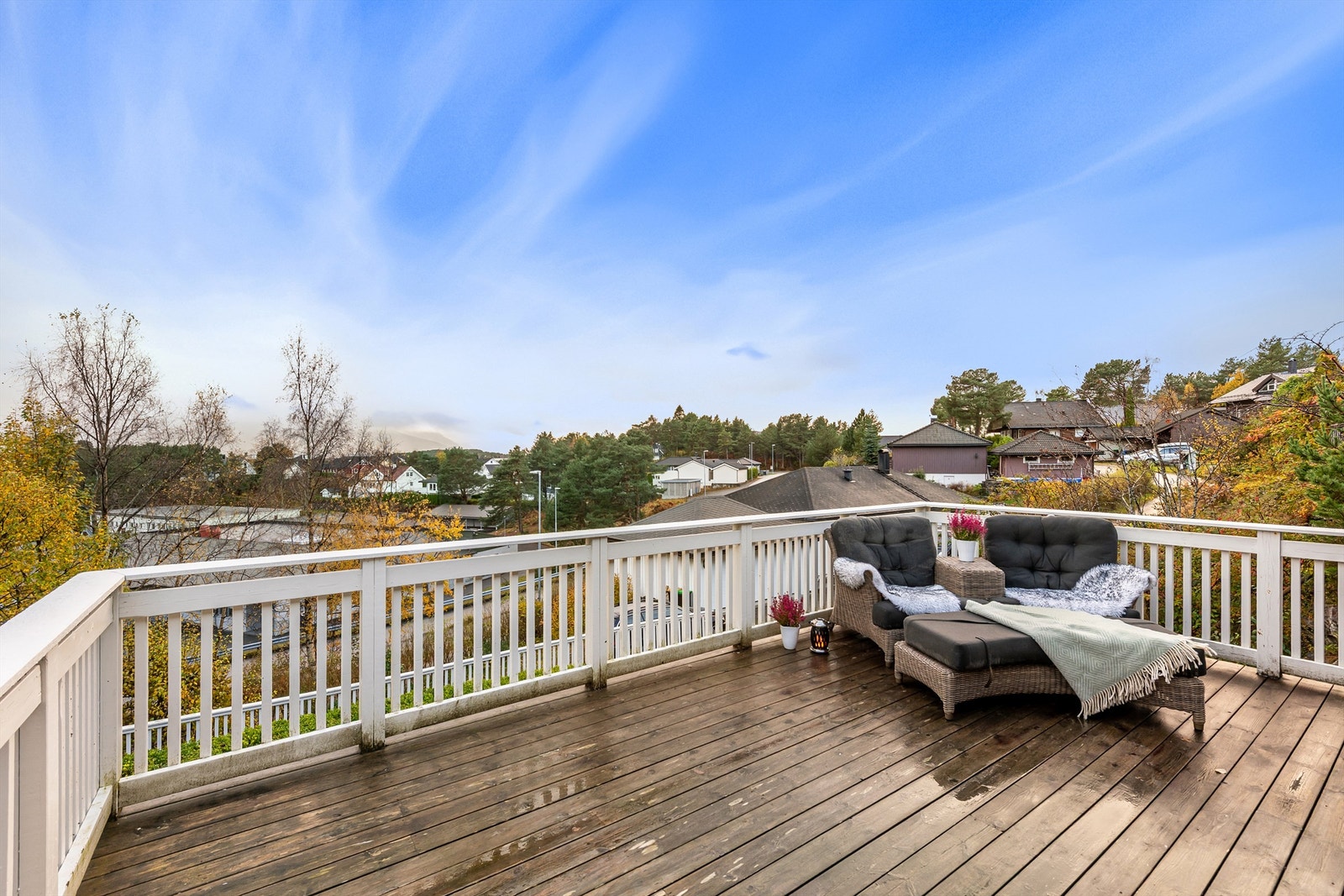 Stor sørvestvendt veranda i hovedetasjen på 27 kvm Galleribilde