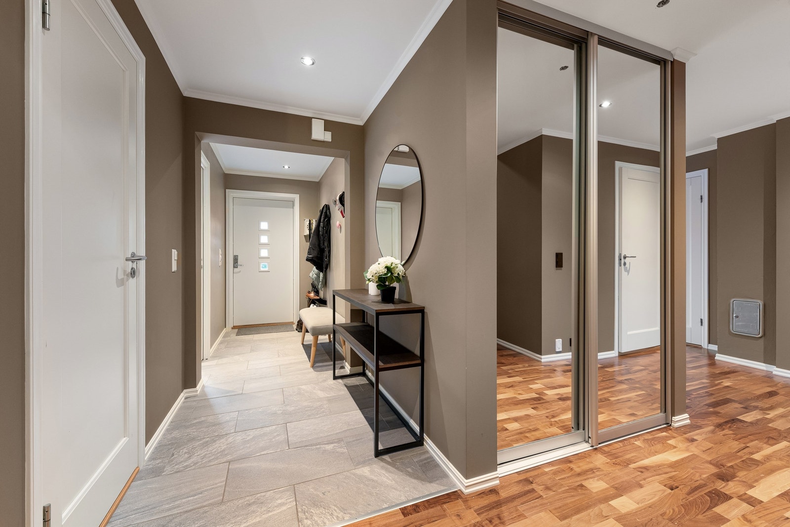 Flislagt gulv i inngangspartiet Galleribilde