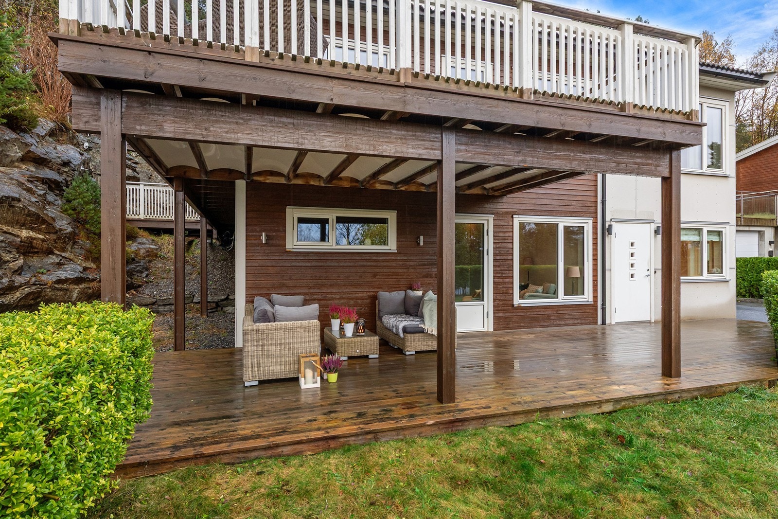 Sørvendt markterrasse i underetasjen på 35 kvm med lett tilkomst til hage Galleribilde