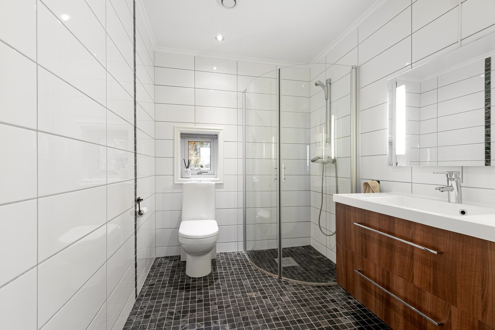 Bad i 1.etasje med flislagt gulv og gulvvarme Galleribilde