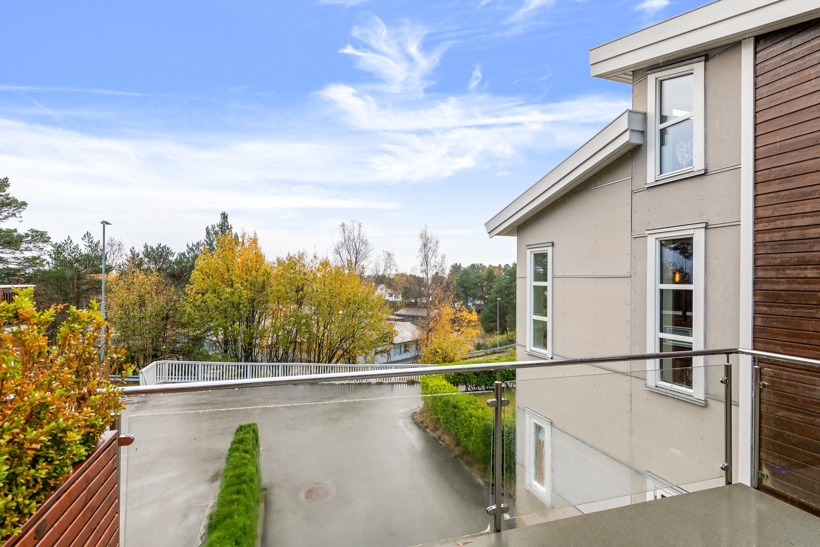 Utsikt fra den sørøstvendte balkongen (over garasje) med glassrekkverk Galleribilde