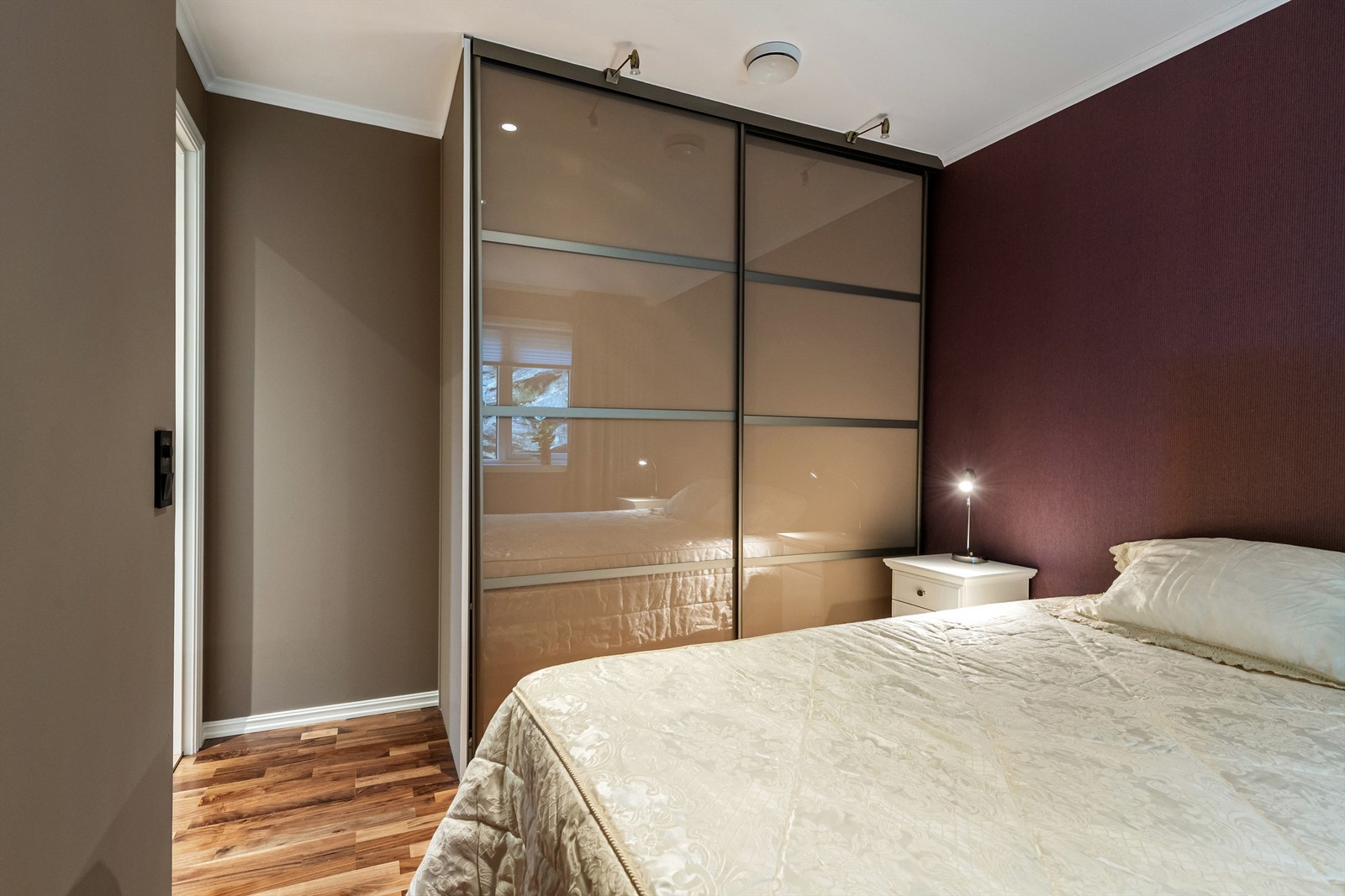 Rommet er innredet med garderobeskap som gir god plass til oppbevaring Galleribilde