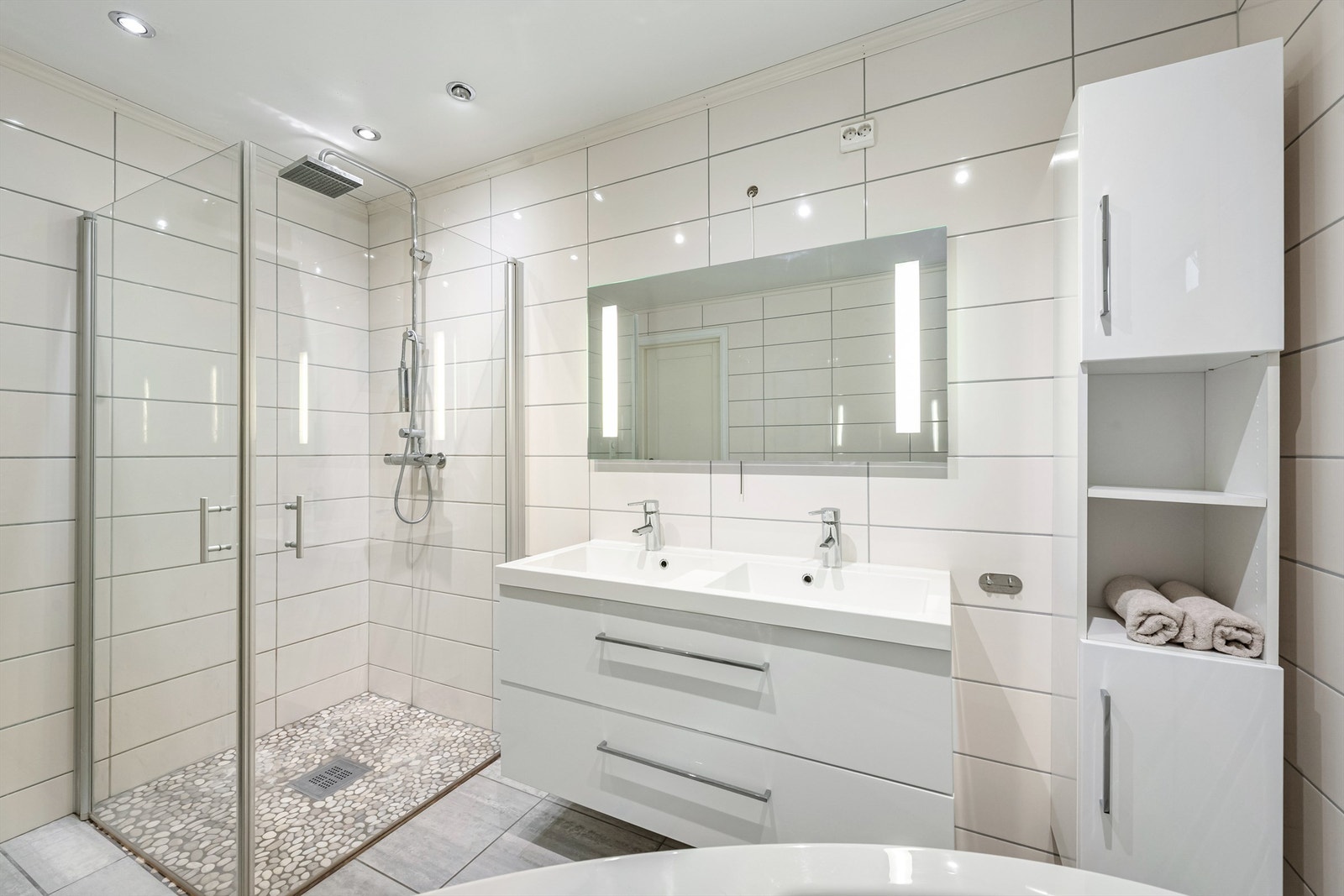 Badet er lyst og innbydende med lys innredning Galleribilde