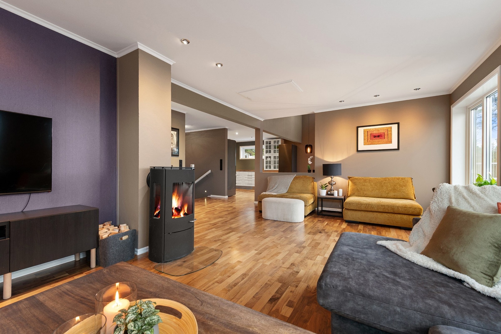 Peisovn med glassdør som gir en lun følelse i stuen Galleribilde