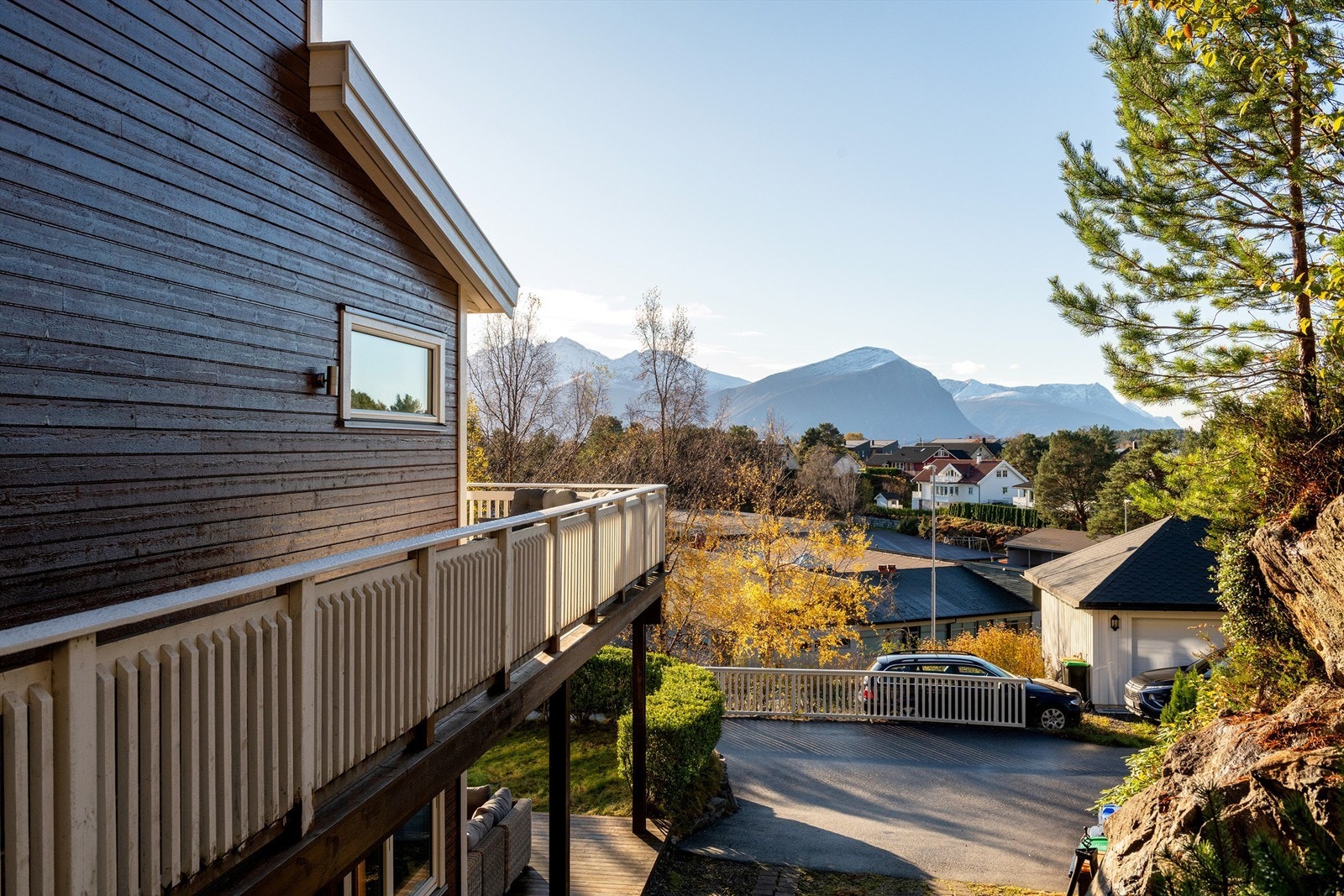 Fasade og deler av balkong mot vest Galleribilde