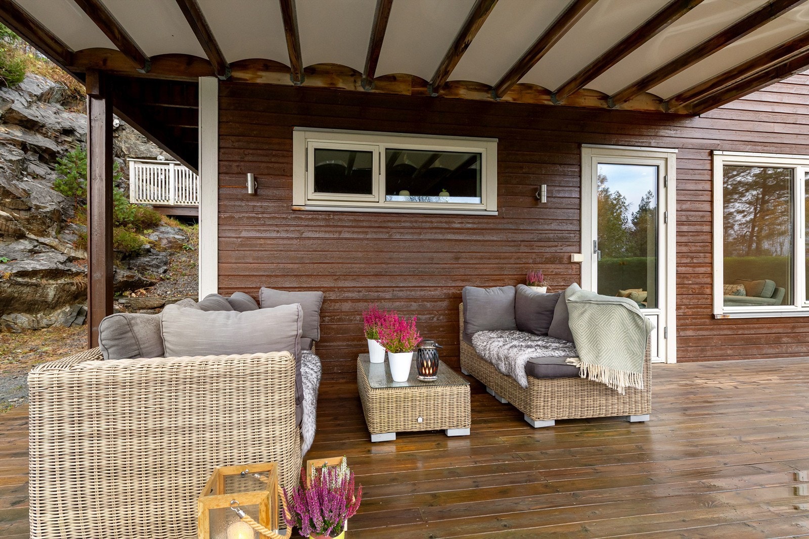 Romslig overbygd markterrasse med god plass til flere soner og sittegrupper Galleribilde