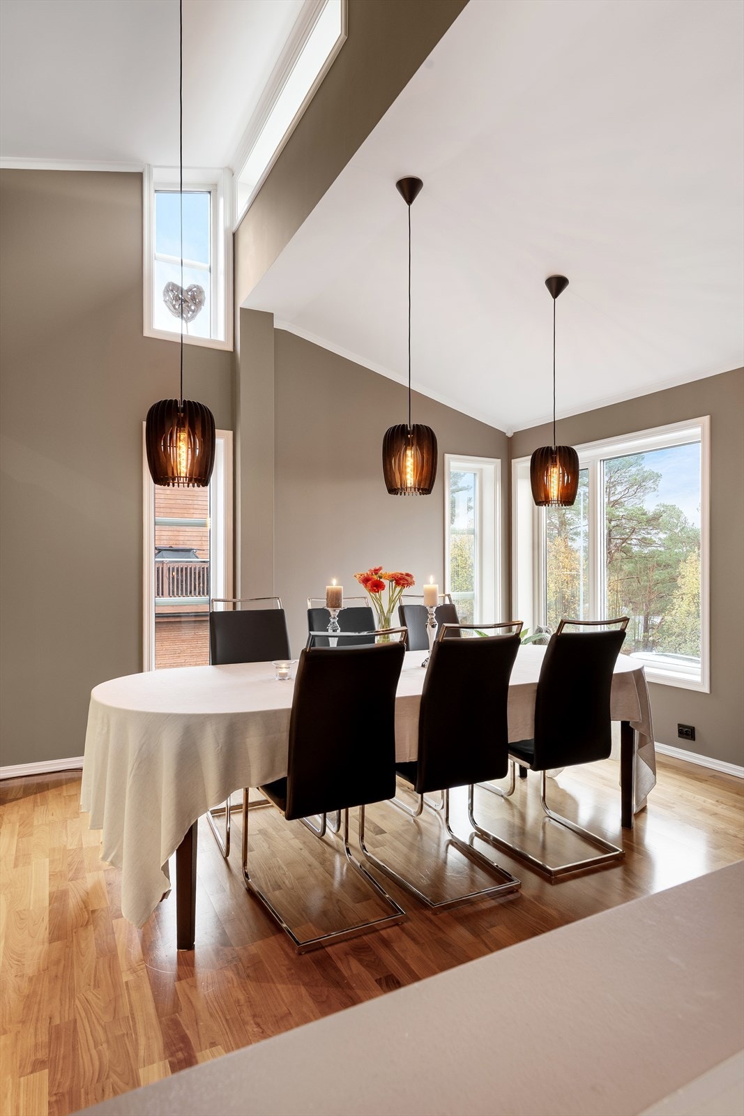 Spisestue med god takhøyde og godt med lysinnslipp Galleribilde