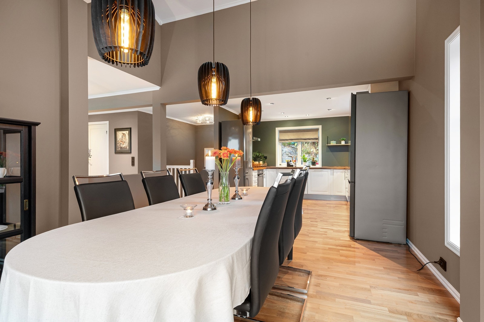 God plass til en romslig spisestue Galleribilde