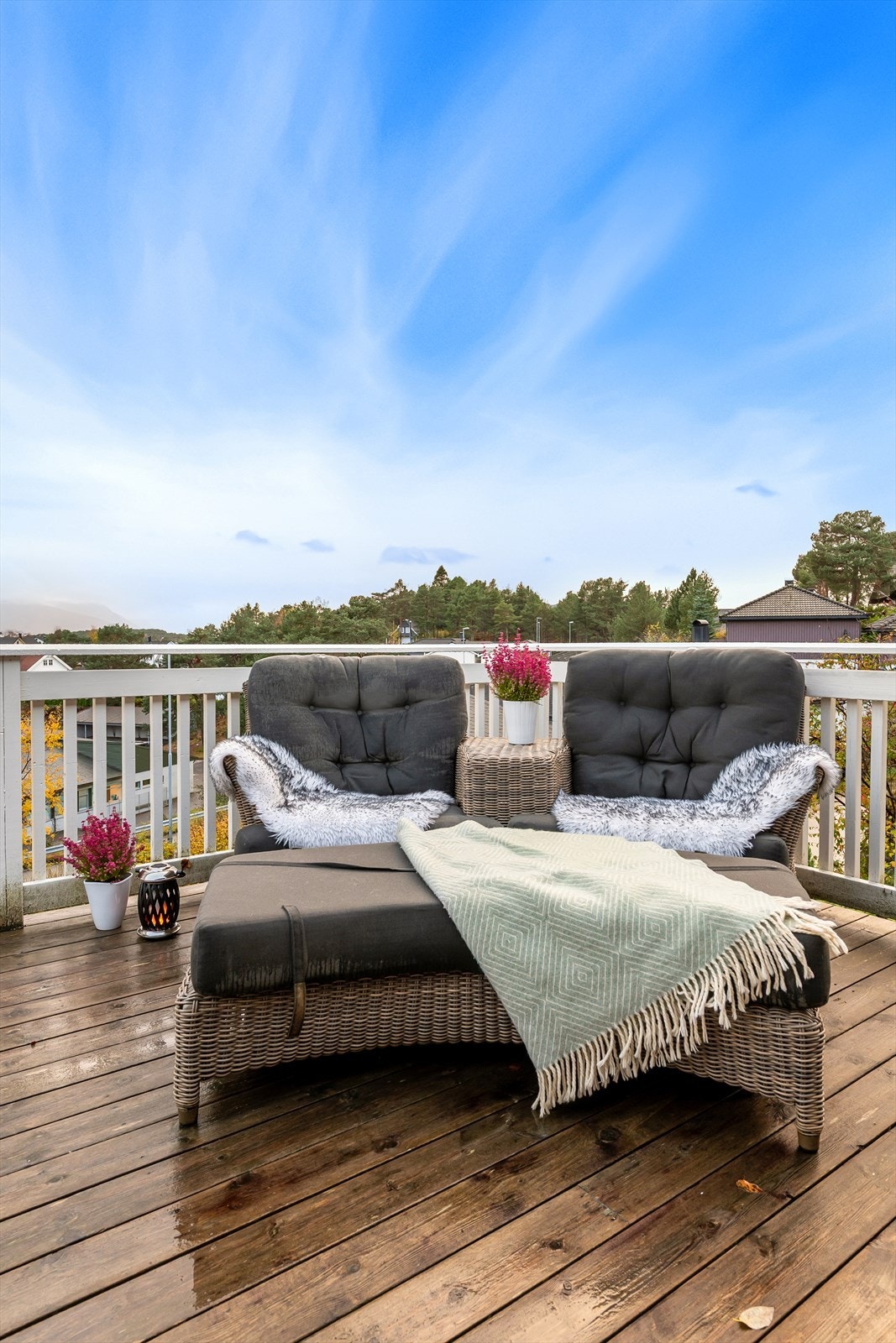 Verandaen har meget gode solforhold, med sol fra morgen til kveld i sommerhalvåret Galleribilde