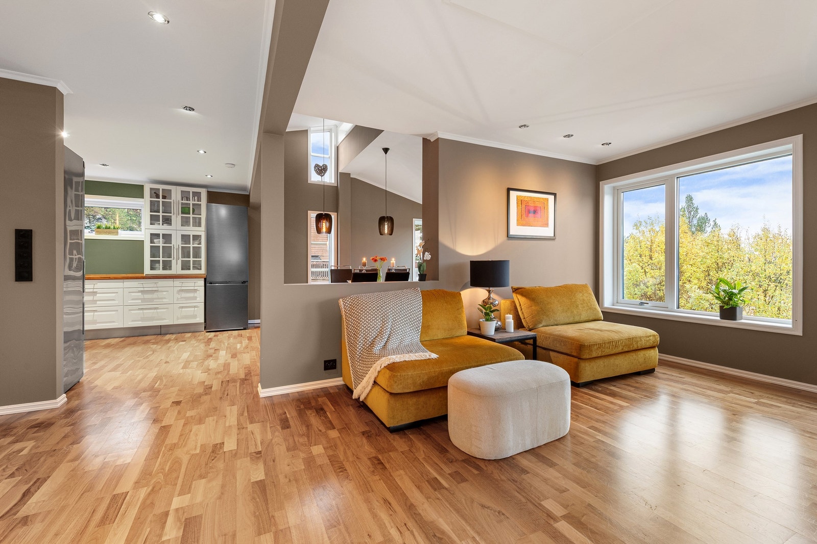 Stue, spisestue og kjøkken med delvis åpen løsning Galleribilde