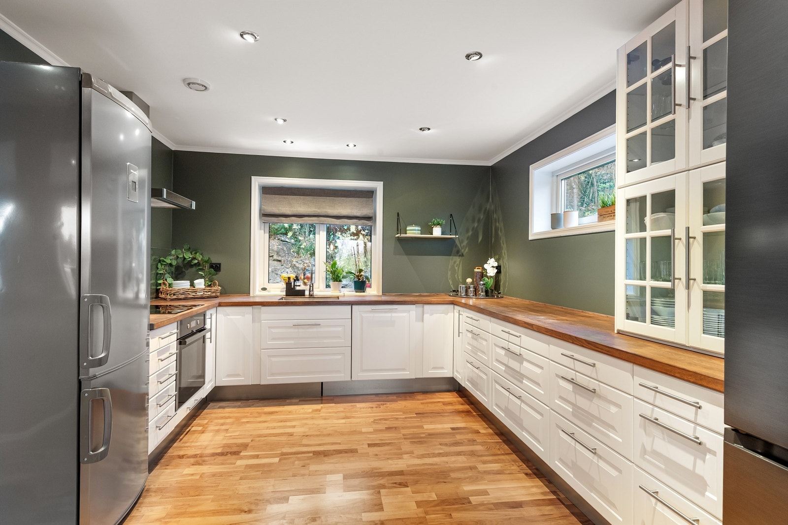 Pent kjøkken fra 2010 med profilerte fronter og benkeplate av tre Galleribilde