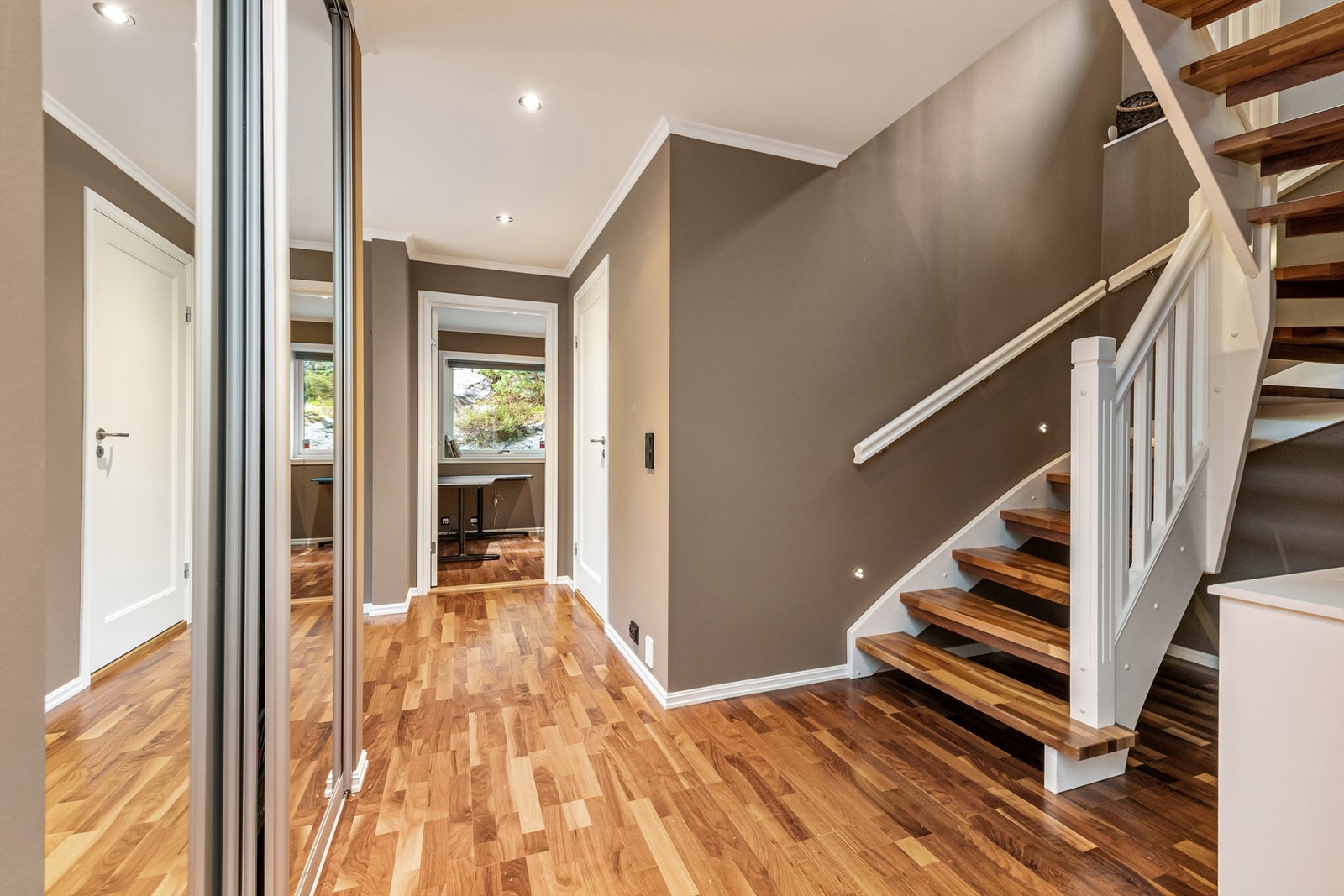 Gang med trapp opp til 1. etasje Galleribilde