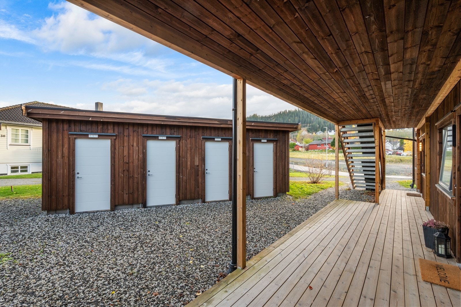 Med leiligheten følger det oppstillingsplass for bil og utvendig sportsbod Galleribilde