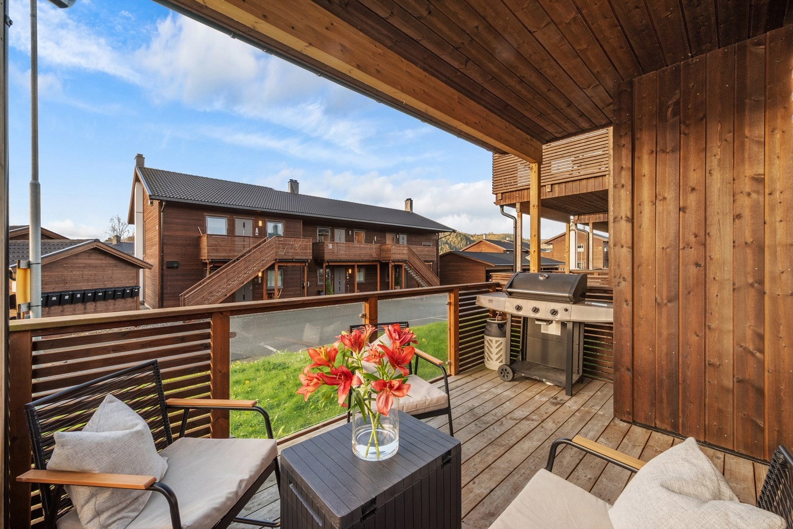 Fin, takoverbygd veranda på ca. 9 kvm. Galleribilde