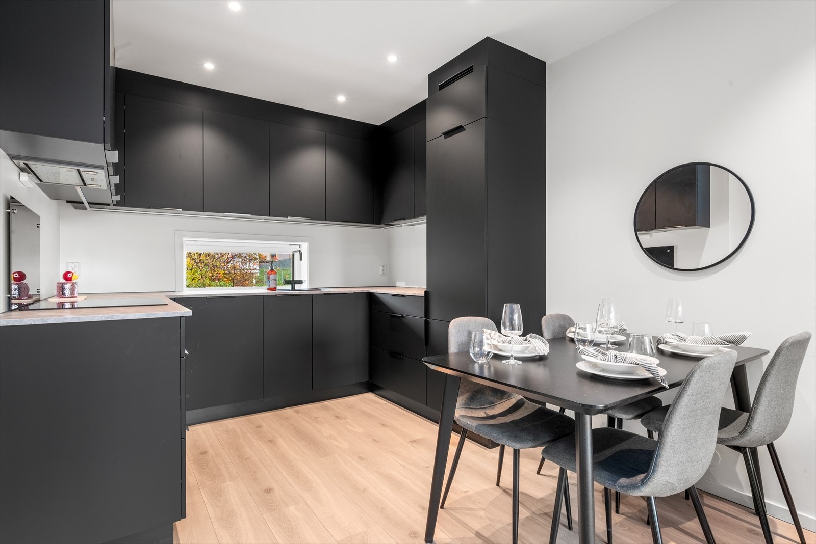 Nydelig kjøkken med mørk innredning Galleribilde