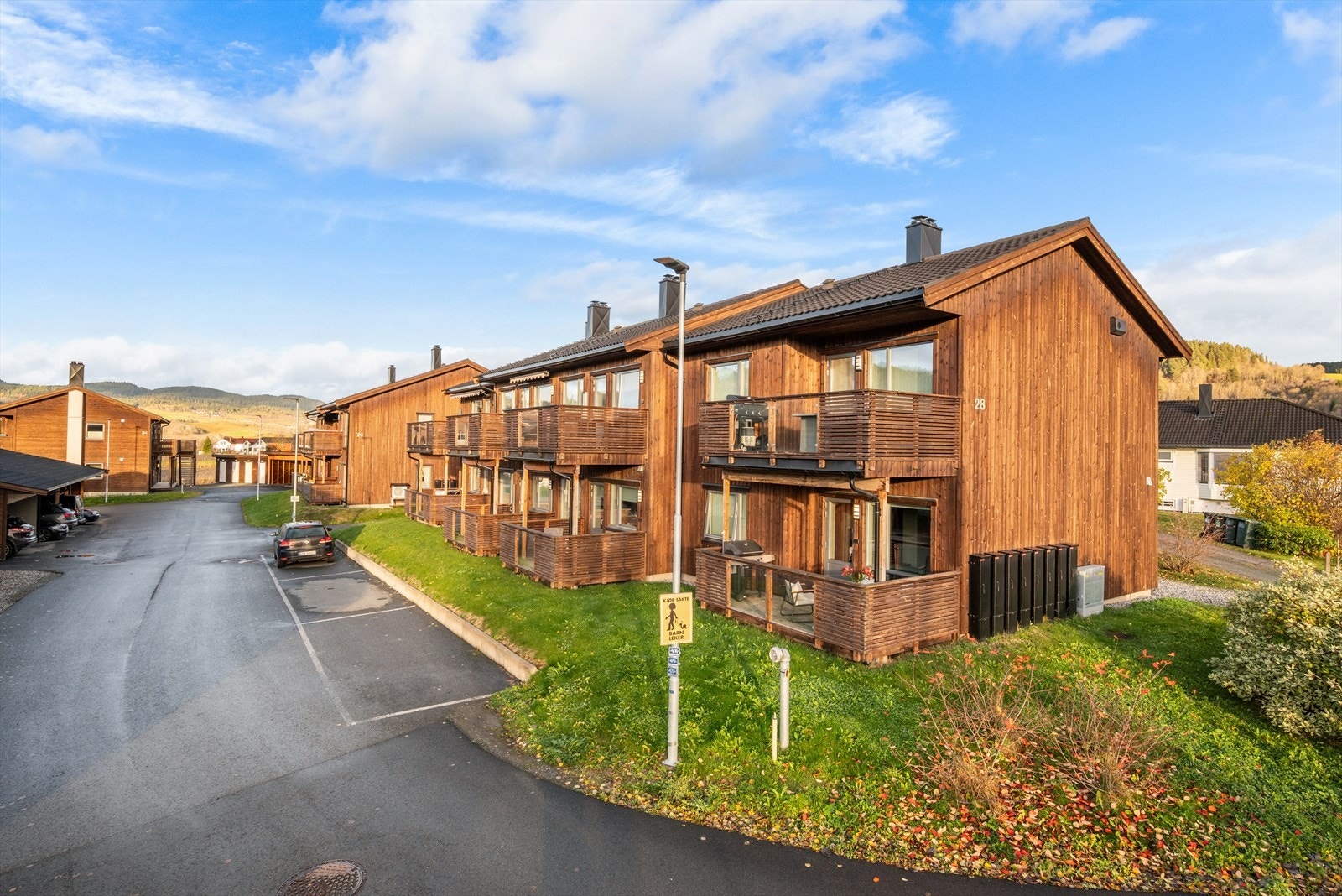 Eiendommen ligger i et landlig og barnevennlig boligområde på Ler i Melhus kommune - en attraktiv kommune i vekst. Galleribilde