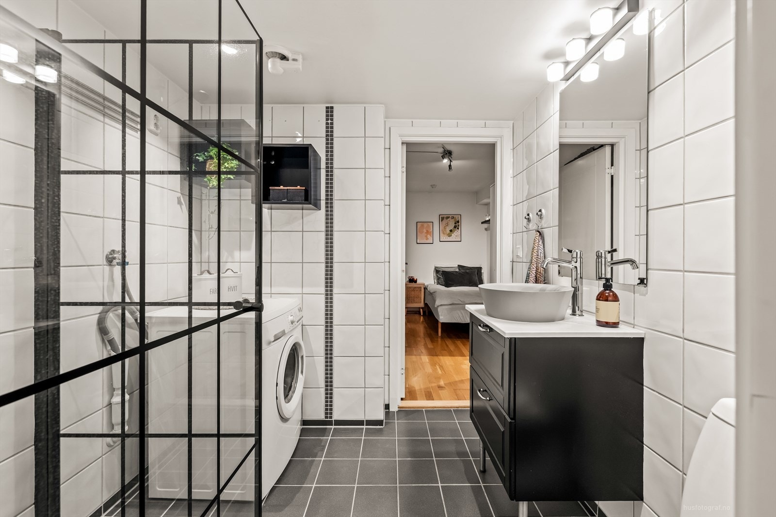 Helfliset bad med downlights i himling og varmekabler på gulv. Galleribilde