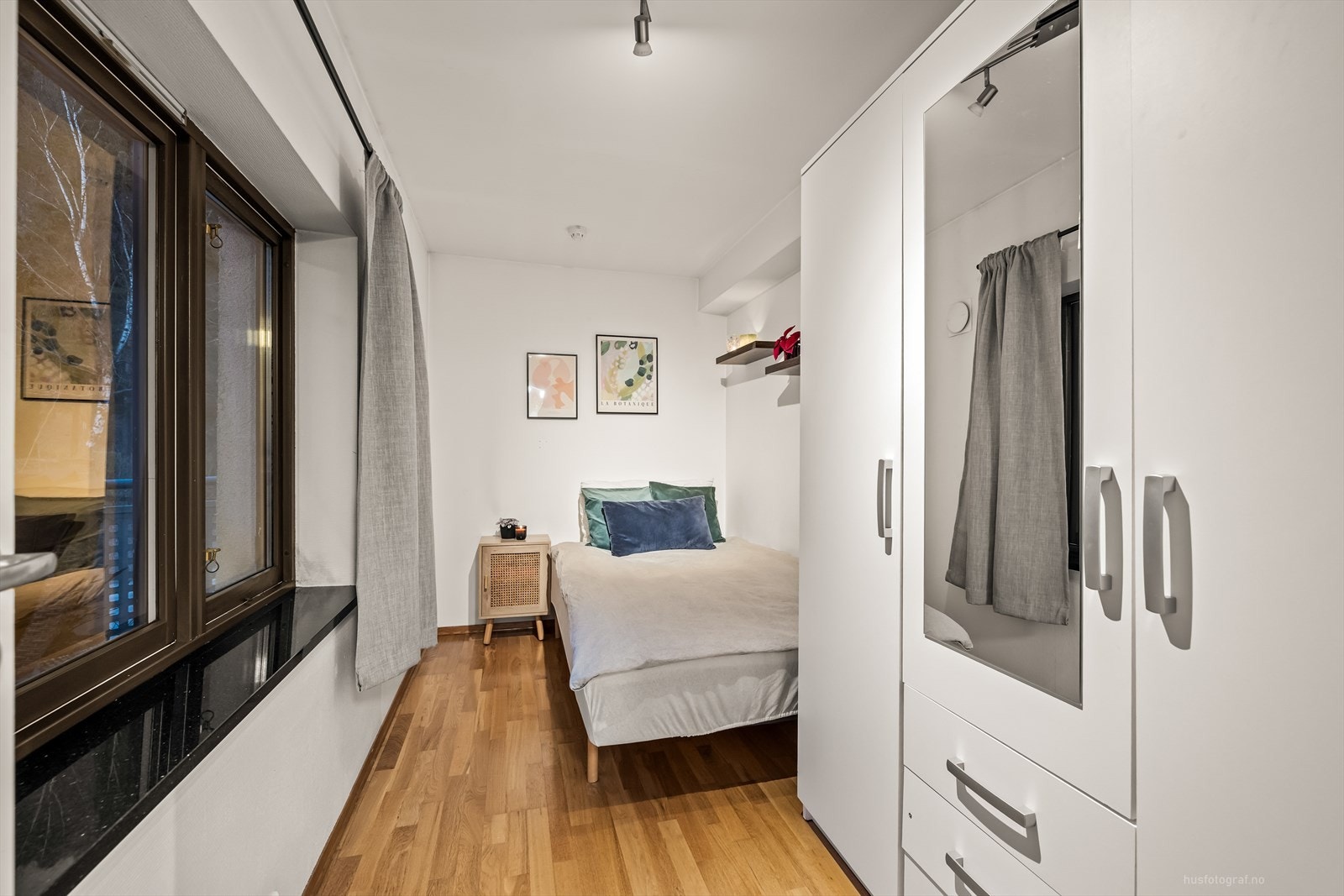 Soverommet har parkett på gulv og vindu vendt ut mot egen balkong. Galleribilde