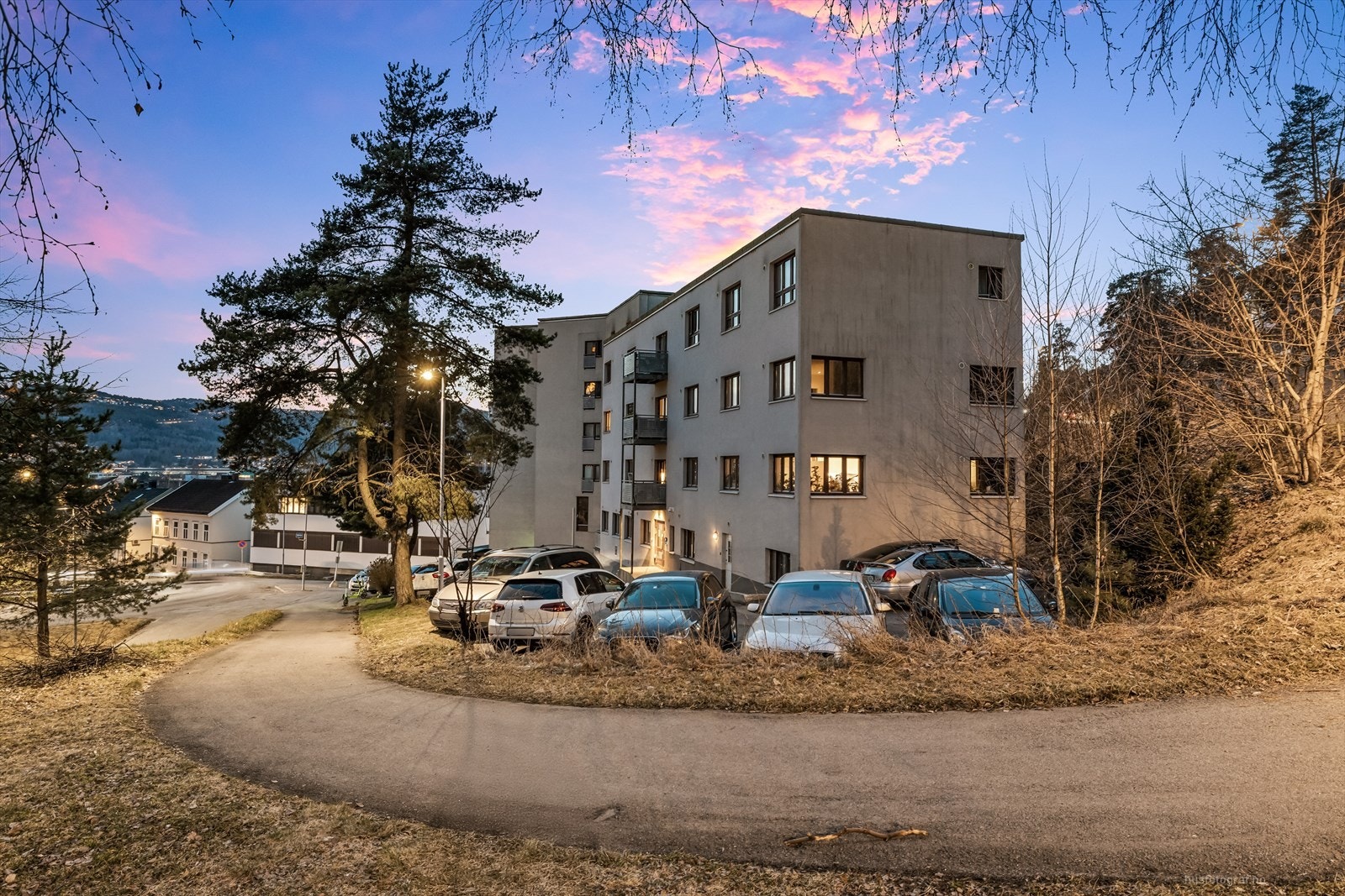 Borettslaget har 30 parkeringsplasser som følger "Førstemann til mølla"-prinsippet Galleribilde