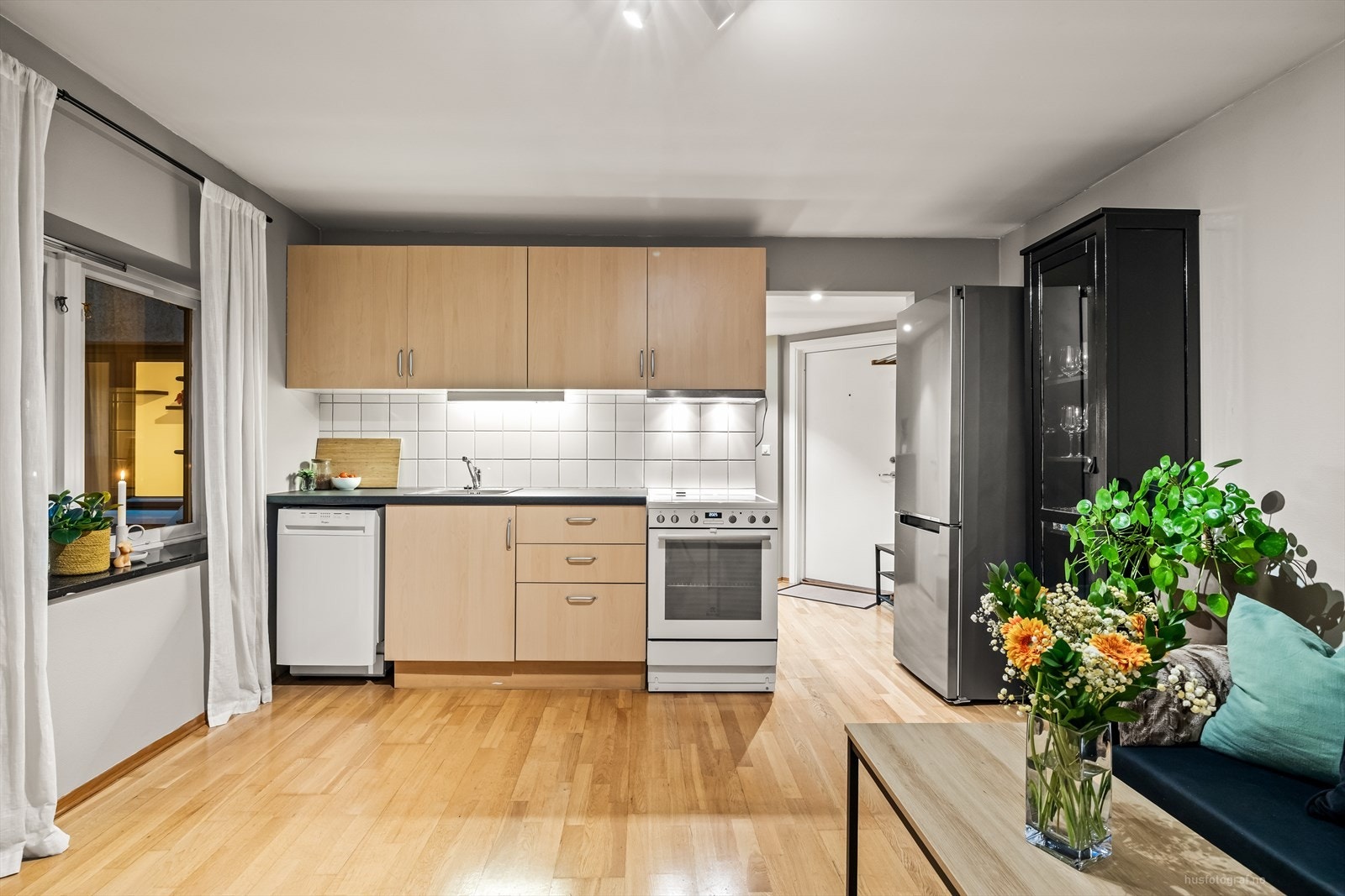 Her er det røropplegg til oppvaskmaskin, kjøkkenventilator og plass til komfyr og kjøleskap Galleribilde