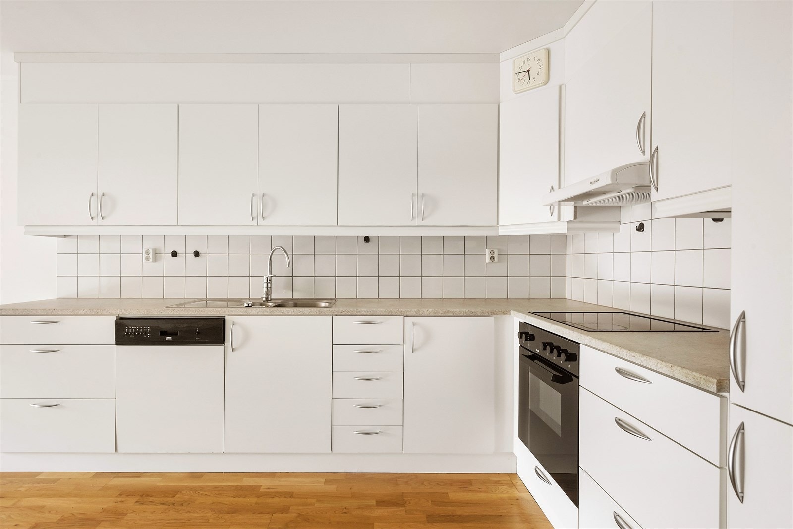 Kjøkkenet er lyst og har slette fronter. Integrerte hvitevarer. Galleribilde