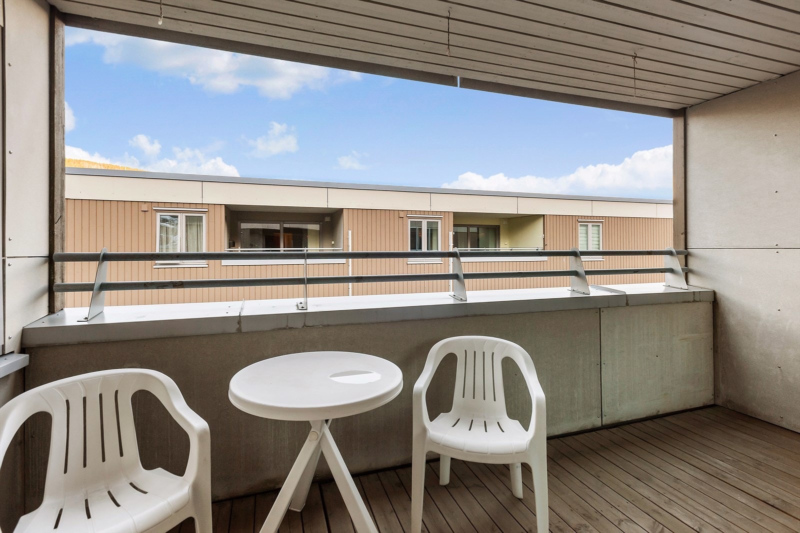 Verandaen er på ca. 7 m, er takoverbygd og gir plass for hagemøbler. Galleribilde