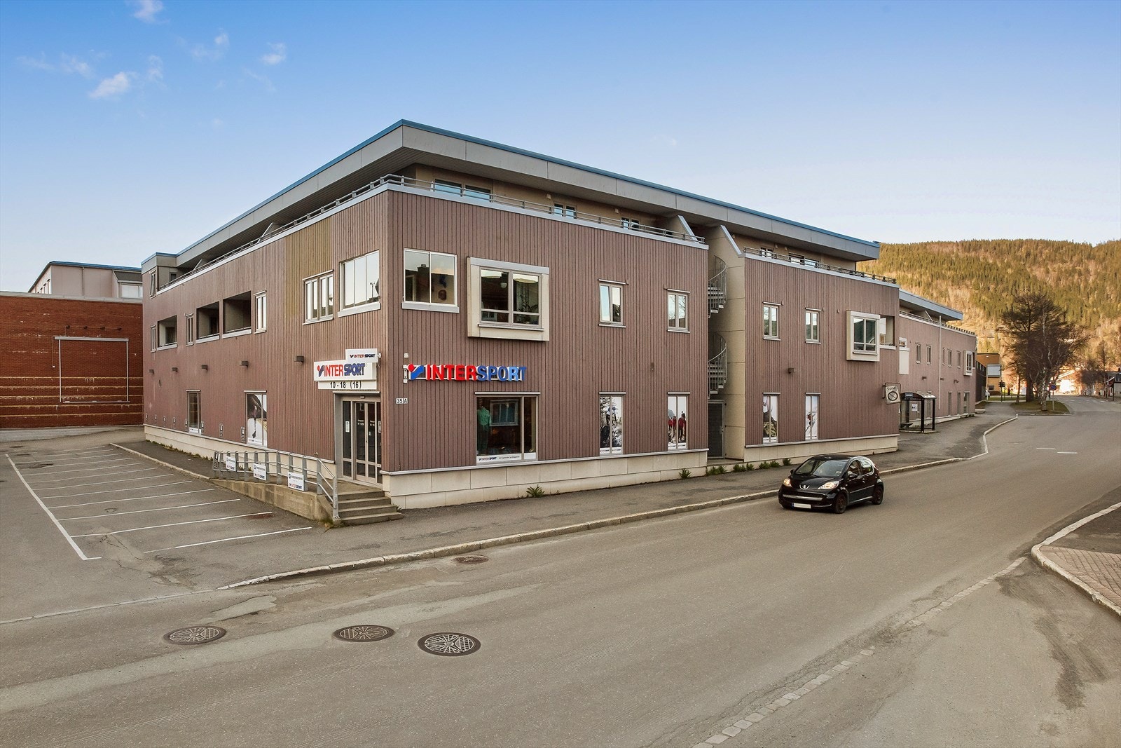 Velkommen til Abelbakken borettslag. Ønsker du å bo midt i "smørøyet" hvor du finner det meste du trenger i "tøffelavstand" fra leiligheten. Galleribilde