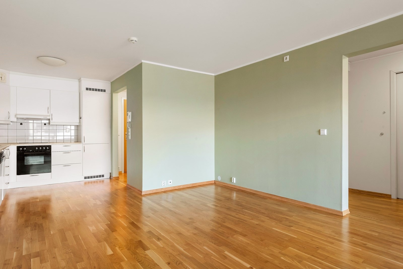 Parkett på gulv i alle rom unntatt bad og vaskerom som er flislagt. Galleribilde